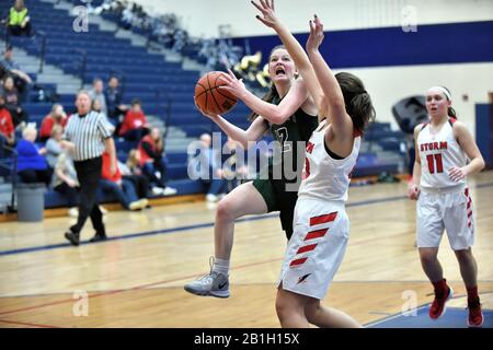 Giocatore che guida attraverso la vernice in uno sforzo per segnare. STATI UNITI. Foto Stock