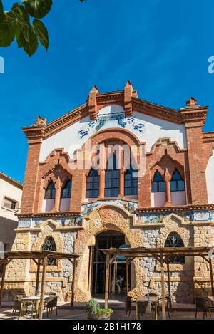 Costruzione della Cattedrale del vino a El Pinell de Brai, Tarragona, Catalogna, Spagna. Verticale Foto Stock