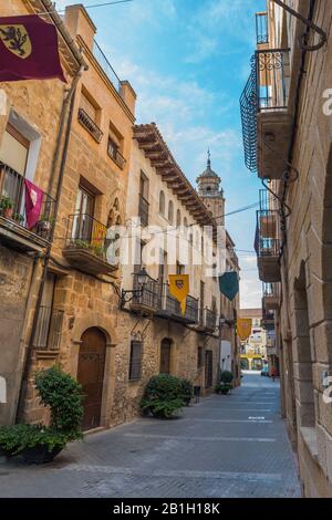 Gandesa, Spagna - 19 ottobre 2019: Vista sulla strada della città, Tarragona, Catalogna. Verticale Foto Stock