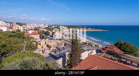 Costa di Tarragona in giornata di sole, Catalunya, Spagna. Copiare lo spazio per il testo Foto Stock