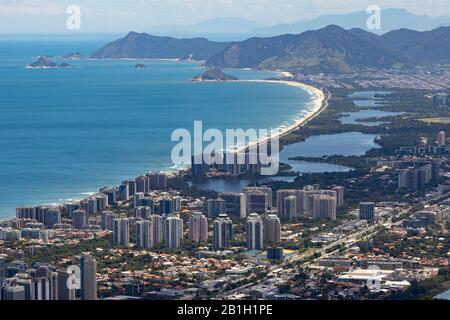 Quartiere costiero barra da Tijuca a Rio de Janeiro, Brasile, visto da un alto punto panoramico con alti edifici di lusso in primo piano Foto Stock