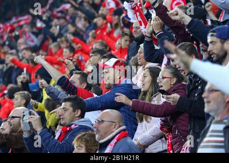 Praga, Czechia - Ottobre 23, 2019: Slavia Praha sostenitori godetevi la UEFA Champions League contro il Barcellona a Eden Arena di Praga, Repubblica Ceca Foto Stock