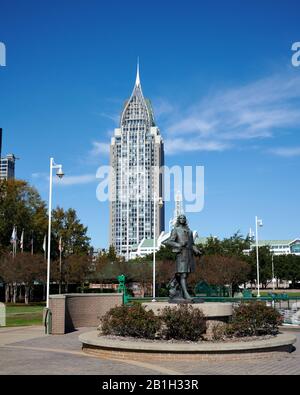 RSA Battle House Tower, un'attrezzatura dello skyline di Mobile Alabama visto dal Cooper Riverside Park con una statua di Pierre d'Iberville. Foto Stock