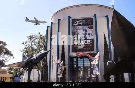 San Diego, CA 2/24/2020 Jet che vola sul San Diego Air and Space Museum al Balboa Park Foto Stock