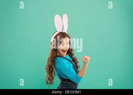 Ive ha avuto potere. Alimentazione della ragazza. Super capretto con orecchie conigliate braccio flessibile. Felice bambino celebrare la Pasqua. Potenza ed energia femminile. Femminismo. La bellezza è potere. Foto Stock