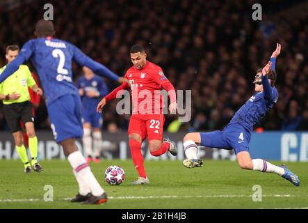 Londra, Regno Unito. 25th Feb, 2020. Il Serge Gnabry (2nd R) del Bayern Munich è stato affrontato da Andreas Christensen (1st R) del Chelsea durante il round di 16 partite della UEFA Champions League tra il Chelsea e il Bayern Monaco allo stadio Stamford Bridge di Londra, in Gran Bretagna, il 25 febbraio 2020. Credito: Matthew Impey/Xinhua/Alamy Live News Foto Stock
