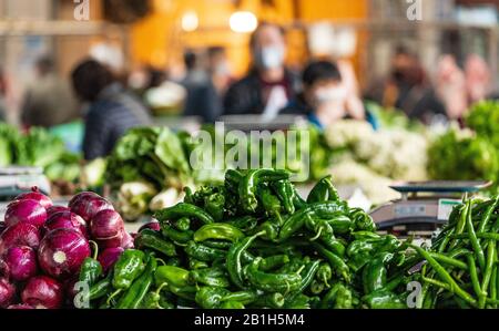 Residenti cinesi locali che indossano maschere facciali per la prevenzione del nuovo coronavirus e polmonite negozio di verdure in un libero mercato a Chongqing, CH Foto Stock