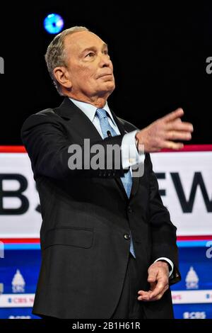 Charleston, Stati Uniti. 25th Feb, 2020. Candidato democratico sindaco Mike Bloomberg onstage all'inizio del Dibattito democratico CBS News al Gaillard Center Martedì 25 febbraio 2020, a Charleston, Carolina del Sud. Foto di Richard Ellis/UPI Credit: UPI/Alamy Live News Foto Stock