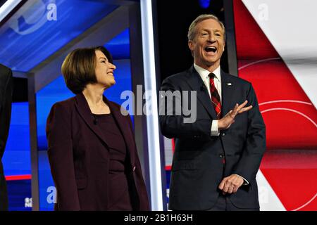 Charleston, Stati Uniti. 25th Feb, 2020. Il candidato democratico Tom Steyer ondeggia come Sen. Amy Klobuchar, a sinistra, guarda all'inizio del Dibattito democratico CBS News al Gaillard Center Martedì, 25 febbraio 2020, a Charleston, Carolina del Sud. Foto di Richard Ellis/UPI Credit: UPI/Alamy Live News Foto Stock