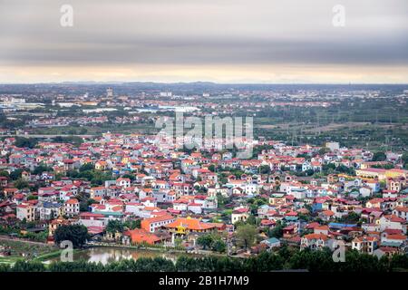 Ecopark Urban Area Van Giang, Hung Yen, Vietnam - 25 gennaio 2020: Un angolo di Ecopark area urbana visto dall'alto. Si tratta di un'area urbana ecologica Foto Stock