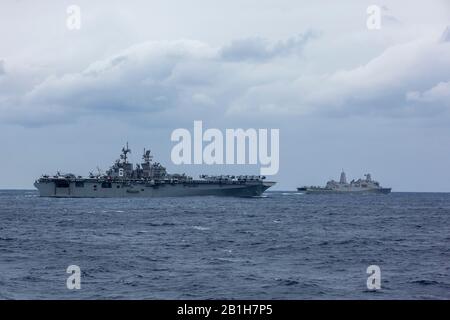 Philippine MARE (Gen. 29, 2020) La nave d'assalto anfibia USS America (LHA 6) e il molo di trasporto anfibio USS Green Bay (LPD 20), entrambi con l'America Expeditionary Strike Group, transitano nell'oceano aperto. L'America, fiore all'occhiello dell'America Expeditionary Strike Group, 31st MEU team, opera nell'area operativa della 7th Fleet degli Stati Uniti per migliorare l'interoperabilità con alleati e partner e funge da forza di risposta pronta per difendere la pace e la stabilità nella regione dell'Indo-Pacific. (Foto ufficiale del corpo Marino degli Stati Uniti di Lance Cpl. Joshua Sechser) Foto Stock