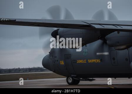 Un C-130J Super Hercules assegnato ai taxi 317th Airlift Wing prima del decollo alla base dell'aeronautica di Dyess, Texas, 12 febbraio 2020. Dyess Airmen si è recato nelle Filippine per commemorare il 75th anniversario dell'assalto aereo della seconda guerra mondiale per riprendere le Isole Corregidor dalle forze giapponesi. (STATI UNITI Air Force foto di Airman 1st classe Colin Hollowell) Foto Stock