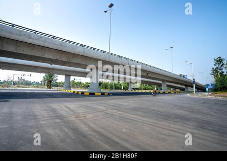 Ecopark Van Giang area urbana, provincia di Hung Yen, Vietnam - 30 gennaio 2020: Nuovo e moderno flyover in cemento è stato costruito nell'area urbana di Ecopark Van Giang, Hu Foto Stock