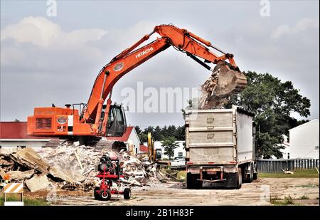 I contraenti lavorano per demolire diversi vecchi edifici nell'area di cantonment il 12 agosto 2019, per fare spazio alla costruzione di una nuova caserma a quattro piani da 20,6 milioni di dollari a 400 posti letto a Fort McCoy, Wis. La demolizione è la parte iniziale del lavoro di preparazione per il progetto che fa parte del Fort McCoy Master Plan. Il coordinamento del progetto è completato dalla direzione dei lavori pubblici di Fort McCoy. (STATI UNITI Foto Dell'Esercito Di Scott T. Sturkol, Ufficio Affari Pubblici, Fort Mccoy, Wis.) Foto Stock