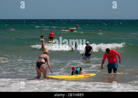 I volontari del South Port Surf Life Saving Club conducono lezioni di surf a Port Noarlunga, South Australia Foto Stock