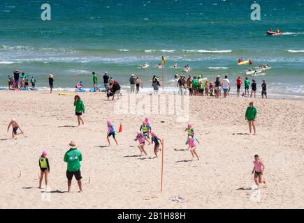 Surf Life Saving Club attività sulla spiaggia a Port Noarlunga, South Australia Foto Stock