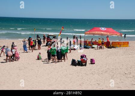 Surf Life Saving Club attività sulla spiaggia a Port Noarlunga, South Australia Foto Stock