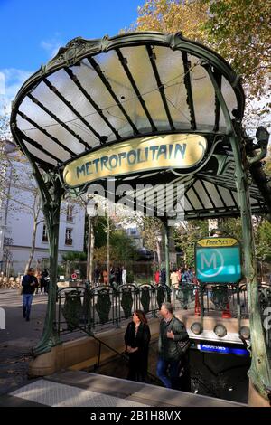 L'ingresso in stile Art Nouveau della stazione della metropolitana Abbesses con L'originale 'dragonfly' (édicules) rivestito in vetro, progettato da Hector Guimard AT Montmartre.Paris.France Foto Stock