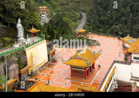 Vista dalla cima del tempio delle Caverne di Chin Swee a Pahang, Malesia Foto Stock