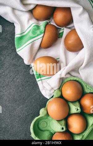 Galline uova su un asciugamano da tè Foto Stock