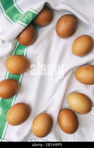 Galline uova su un asciugamano da tè Foto Stock