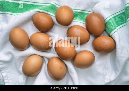 Galline uova su un asciugamano da tè Foto Stock