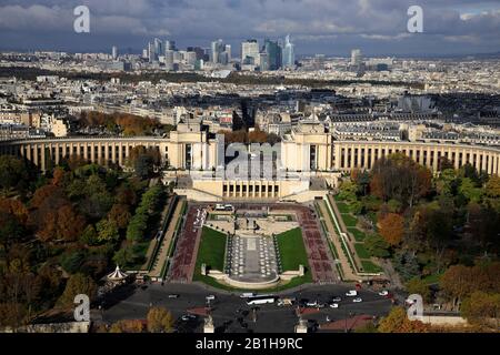 La vista aerea del Jardin du Trocadero e del Palais de Chaillot con grattacieli nel quartiere degli affari la Defense sullo sfondo. Parigi. Francia Foto Stock