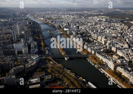 Veduta aerea del fiume Senna con Ile aux Cygnes Isola degli Swans nel mezzo e Maison de la radio nel 16th arrondissement in background.Paris.France Foto Stock