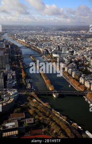 Veduta aerea del fiume Senna con Ile aux Cygnes Isola degli Swans nel mezzo e Maison de la radio nel 16th arrondissement in background.Paris.France Foto Stock