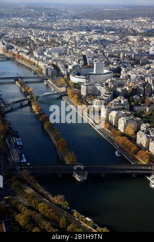 Veduta aerea del fiume Senna con Ile aux Cygnes Isola degli Swans nel mezzo e Maison de la radio nel 16th arrondissement in background.Paris.France Foto Stock