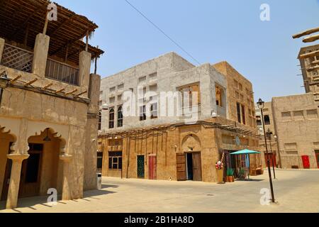 Vecchia Dubai di edifici e tradizionali strade arabe. Quartiere Storico Di Al Fahidi, Al Bastakiya A Dubai. Foto Stock