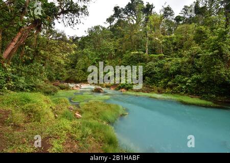 Una cascata blu nel Parco Nazionale del Vulcano Tenorio, Costa Rica Foto Stock