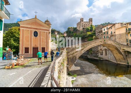 Costruzione di opere d'uomo italiane accanto alla Chiesa di San Filippo con l'antico ponte ad arco e il castello in vista nel borgo medievale di Dolceacqua Italia Foto Stock