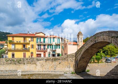 Il famoso, medievale Monet ponte con la Chiesa di San Filippo accanto ad essa nel centro storico dell'antica città collinare di Dolceacqua, Italia. Foto Stock