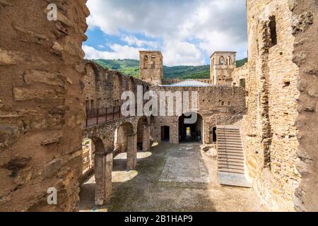 Il cortile interno del Forte del Castello in cima alla collina borgo medievale di Dolceacqua, Italia. Foto Stock