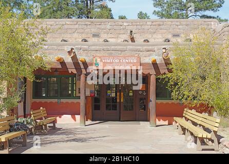Ingresso principale al centro visitatori al Bandelier National Monument, costruito come pueblo in stile rustico Foto Stock