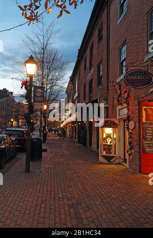 Aziende lungo King Street, una delle principali arterie che corrono verso il fiume Potomac nella Città Vecchia di Alessandria Foto Stock