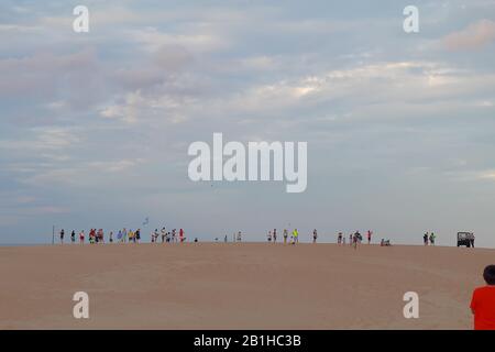 La gente si prepara a guardare il tramonto dalla cima delle dune di sabbia al parco statale di JockeyÕs Ridge, il più alto Foto Stock