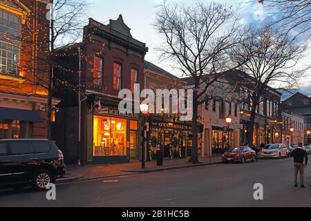 Aziende lungo King Street, una delle principali arterie che corrono verso il fiume Potomac nella Città Vecchia di Alessandria Foto Stock