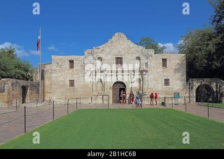 I turisti che visitano la cappella della Missione di Alamo, l'ex Mision San Antonio de Valero, presso Alamo Plaza a San Antonio, Texas Foto Stock