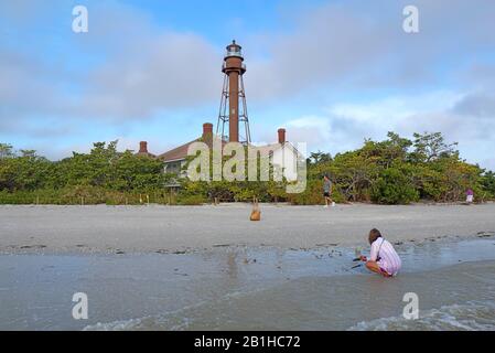 Shellers e beachcombers su Lighthouse Beach presso l'isola di Sanibel o Point Ybel Light sull'isola di Sanibel, Florida Foto Stock