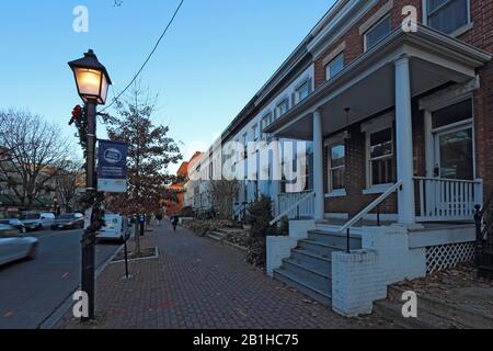 Edifici e imprese lungo King Street, una delle principali arterie che corrono verso il fiume Potomac in Foto Stock