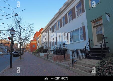 Edifici e imprese lungo King Street, una delle principali arterie che corrono verso il fiume Potomac in Foto Stock