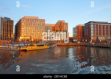 Taxi d'acqua al Wharf, edifici e skyline nella nuova area Southwest Waterfront di Washington, DC Foto Stock