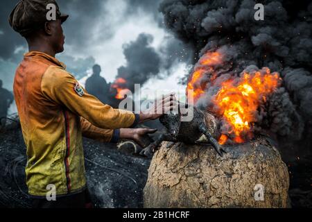 Lavorazione della carne di capra a Gudu, Abuja, Nigeria. Foto Stock