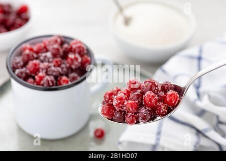 Mirtilli freschi maturi con zucchero in un cucchiaio. Alimenti organici contenenti vitamina C. fuoco selettivo. Foto Stock