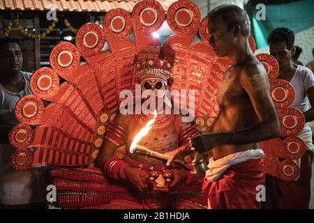 La rappresentazione di Theyyam, una forma rituale popolare di culto nel Kerala del Nord, vicino a Kannur, India. Foto Stock