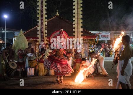 Theyyam interprete, come dio vivente, danze una forma rituale popolare di culto nel Kerala del Nord, vicino a Kannur, India. Foto Stock