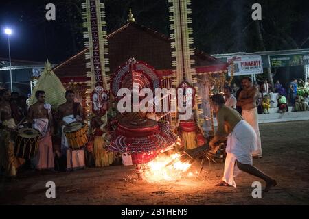 Theyyam interprete, come dio vivente, danze una forma rituale popolare di culto nel Kerala del Nord, vicino a Kannur, India. Foto Stock