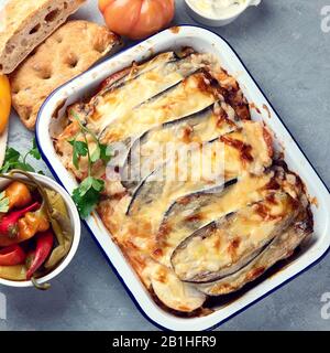 Moussaka fatto in casa. Vista dall'alto. Cucina greca. Foto Stock